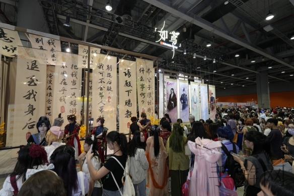 堕落人妻果冻传媒｜网络阴影下的真实人生，揭秘人妻抉择之谜-1