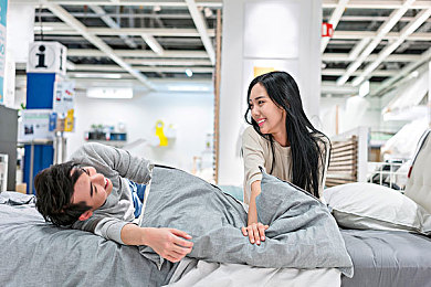 男生和女生一起拆拆拆轮滑鞋下载｜趣味挑战：情侣携手速解轮滑谜，互动竞速乐无穷-1