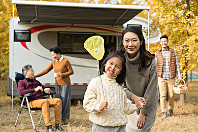 商务旅行戴绿色帽的女老板同行｜女企业家绿帽成潮流：职场个性表达与文化碰撞引发热议-2