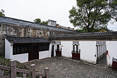 西装办公室男男激情｜职场激情新现象：西装办公室男性情感纠葛引发社会关注-3
