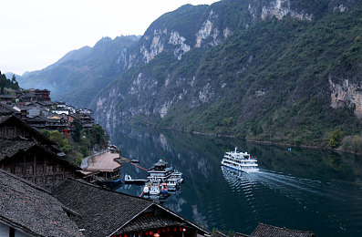黄色免费下载安装｜揭秘网络暗流：免费诱惑下的安全隐患，用户警惕！-2