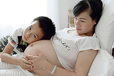 K丅v小伙和服务生囗交｜网络红人失范，公德底线再敲警钟，网络道德重建刻不容缓