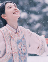 张柏芝和黑耳的图片对比｜宫廷公主与暗夜刺客：揭秘游戏中的高贵与神秘魅力-2