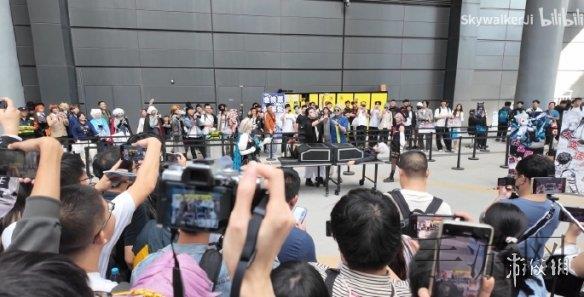 男生和女生一起查查查滑｜校园知识竞赛新风尚：男女携手探索，共燃学习热情