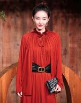 女同学脱了内裤光着打屁股｜“校园惊现裸奔事件，女同学脱裤奔跑引发热议，心理健康问题引关注”-1